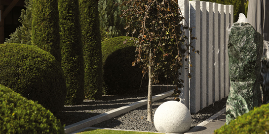 Von Amann Gartenbau gestalteter Garten mit Formschnitt und Natursteinelementen